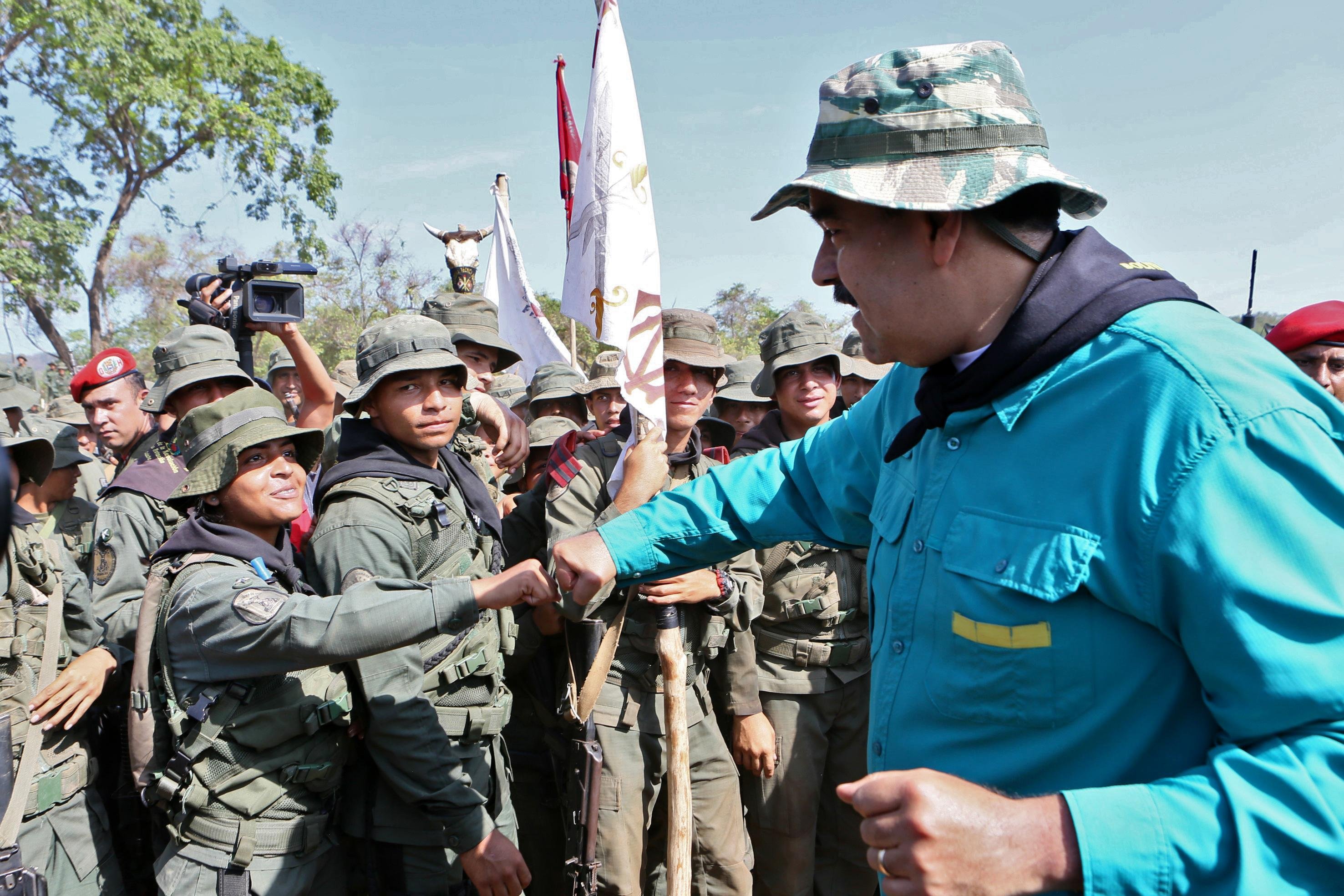 Acompanhado pelo alto comando, Maduro pede que militares estejam "com armas na m&atilde;o" para defender pa&iacute;s