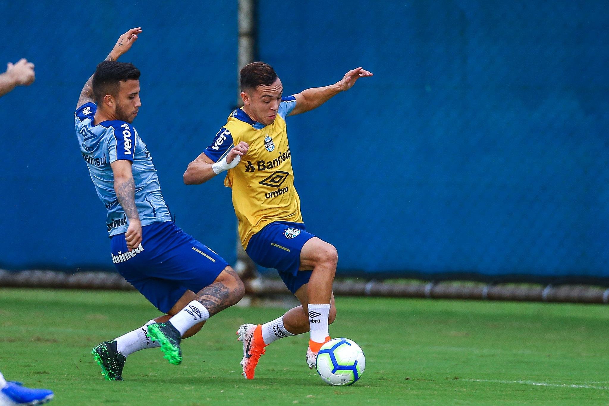 Matheus Henrique (&agrave; esquerda) deve atuar no domingo