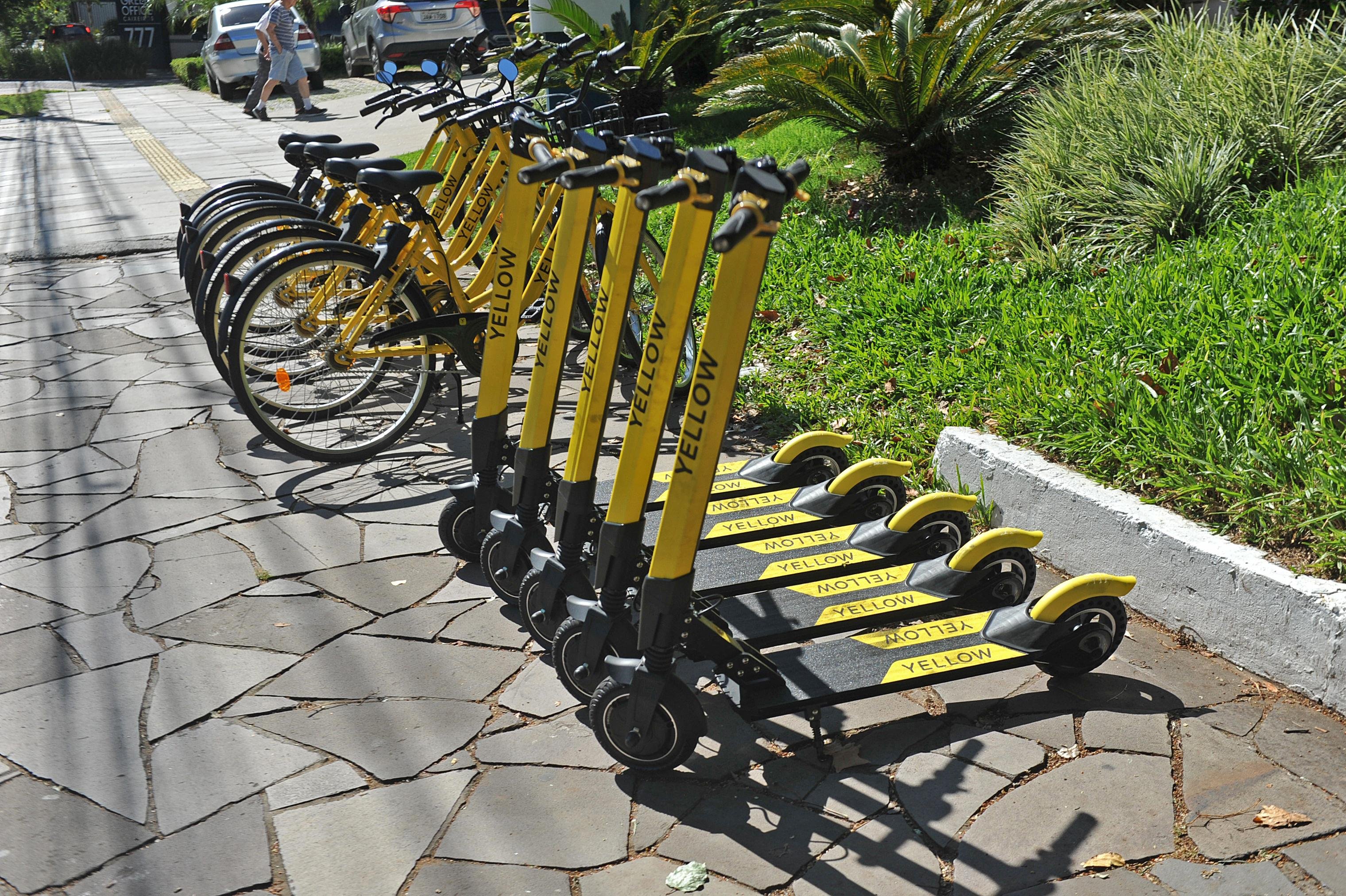 Usados em v&aacute;rias cidades brasileiras, patinetes el&eacute;tricos ter&atilde;o limita&ccedil;&otilde;es na Fran&ccedil;a a partir de setembro