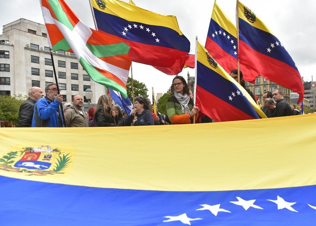 Autoproclamado presidente interino Juan Guaid&oacute; pede aos militares que cessem seu apoio ao presidente Nicol&aacute;s Maduro