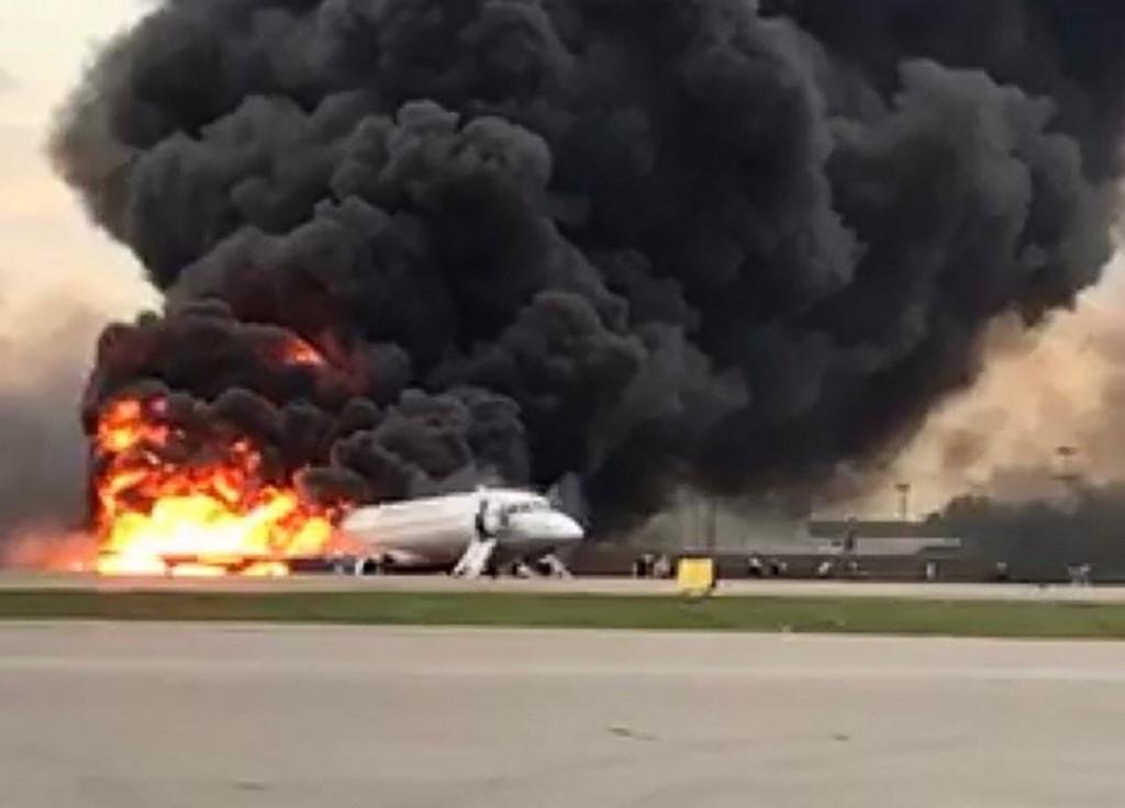 Avi&atilde;o pegou fogo em pleno voo em Moscou