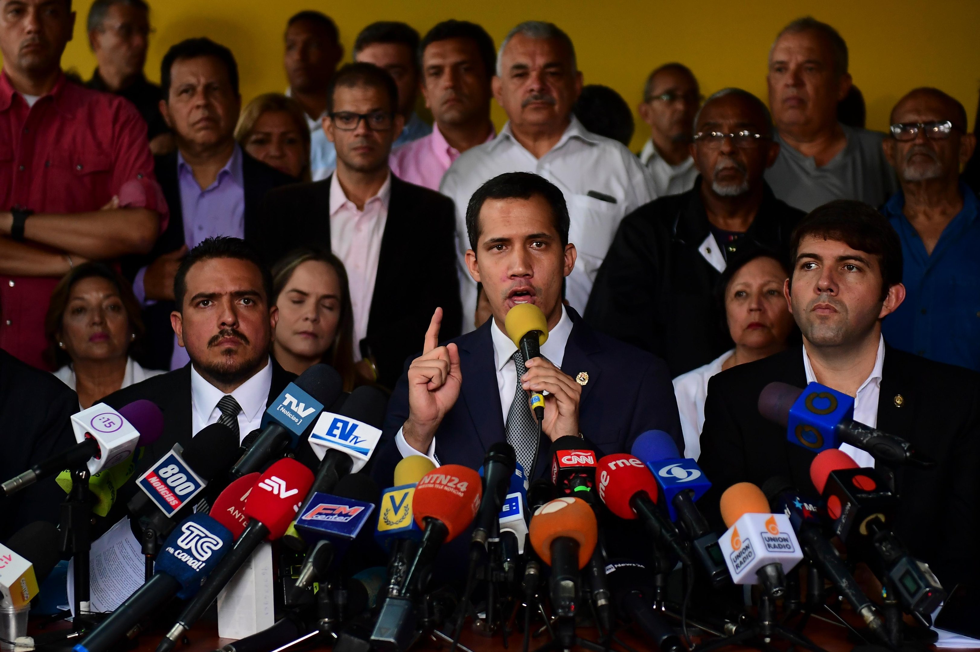 L&iacute;der opositor e autoproclamado presidente interino tentou uma insurrei&ccedil;&atilde;o militar na &uacute;ltima semana
