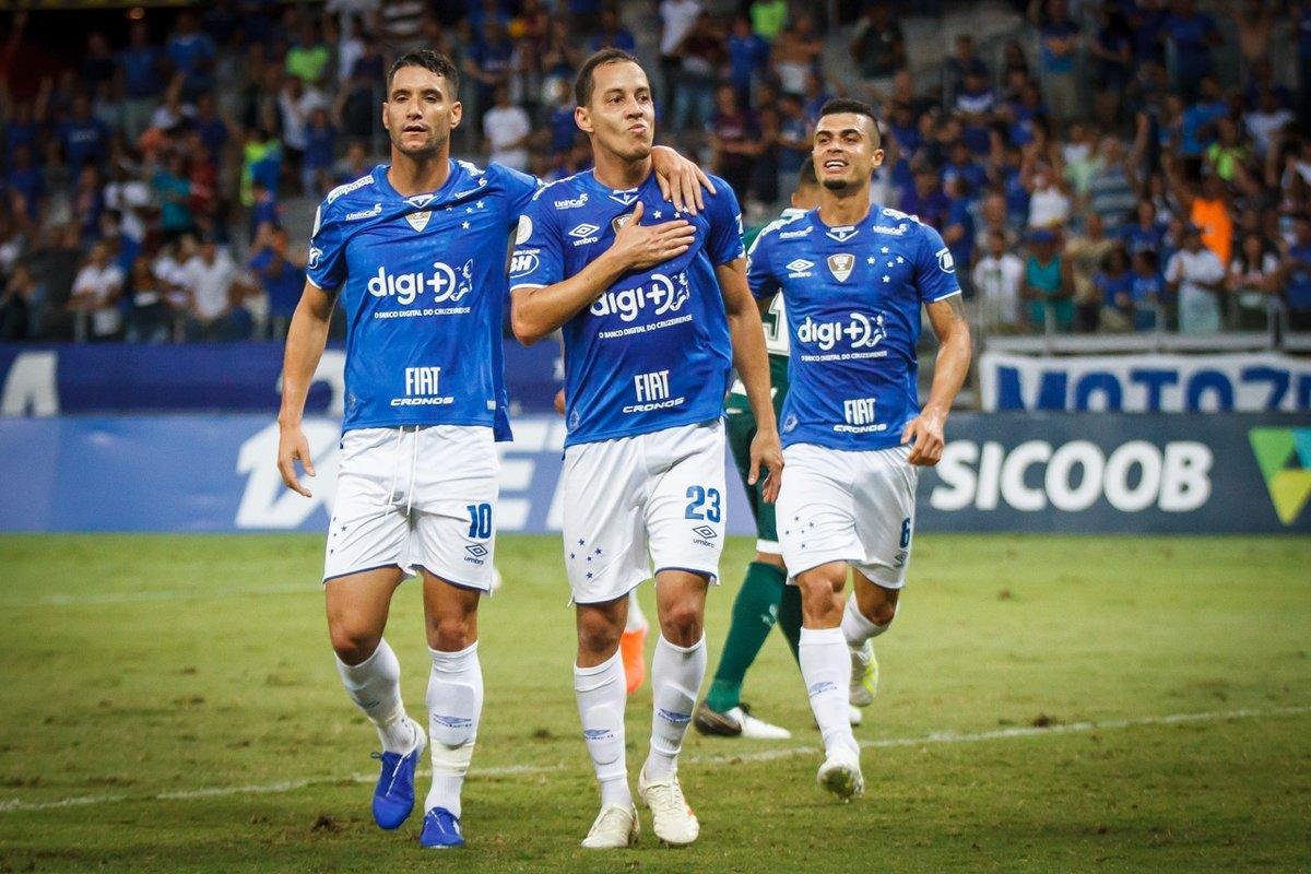 Time do t&eacute;cnico Mano Menezes venceu com gols de cabe&ccedil;a