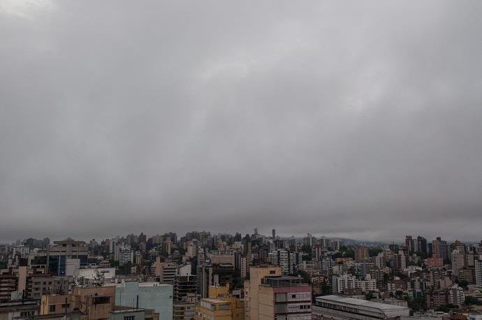 Guarda-chuva ser&aacute; item obrigat&oacute;rio nesta segunda-feira