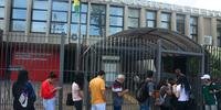 Dezenas de pessoas aguardavam para regularizar a situação do título de eleitor em Porto Alegre