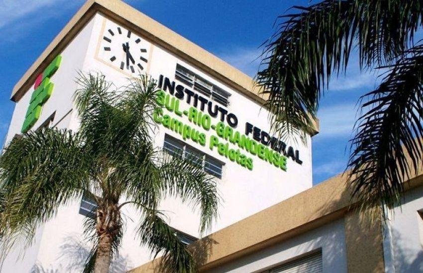 Bolsa teria sido deixada no sagu&atilde;o principal e que ela seria de um ex-aluno