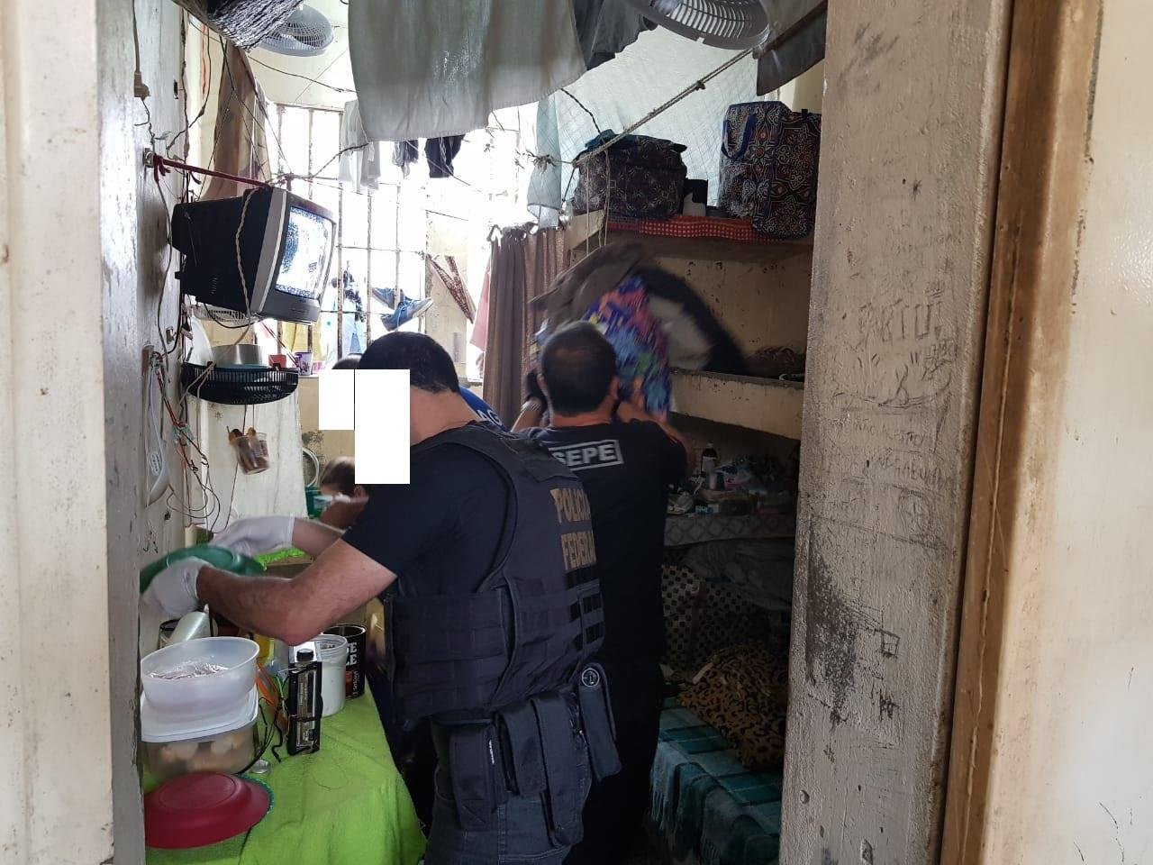 Policiais fizeram buscas na penitenci&aacute;ria
