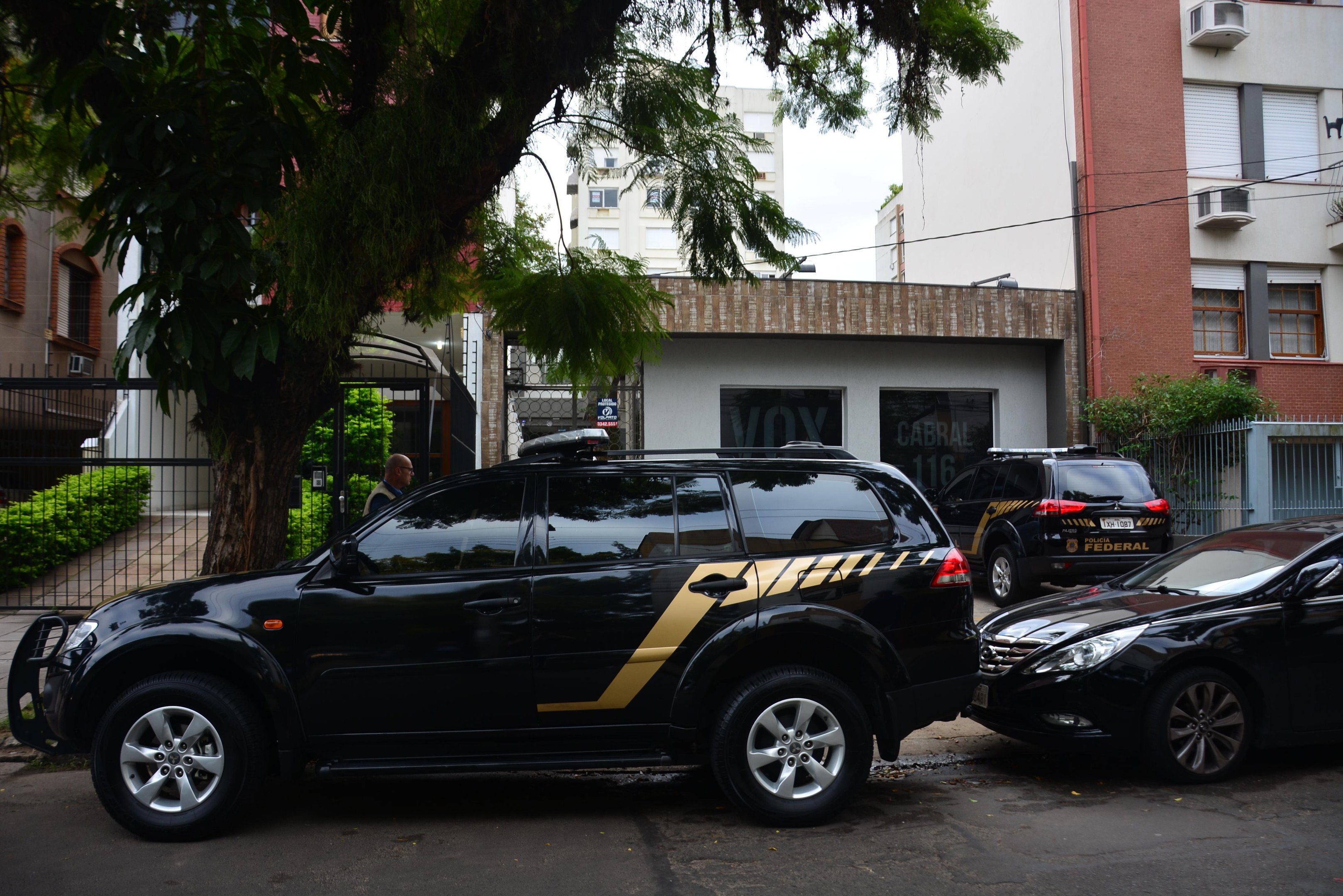 Agentes da Pol&iacute;cia Federal cumpriram mandados em Porto Alegre