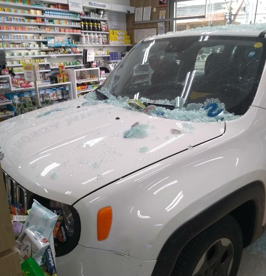 Caminhonete quebrou vidra&ccedil;as de farm&aacute;cia localizada em Santa Maria