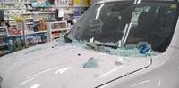 Caminhonete quebrou vidraças de farmácia localizada em Santa Maria