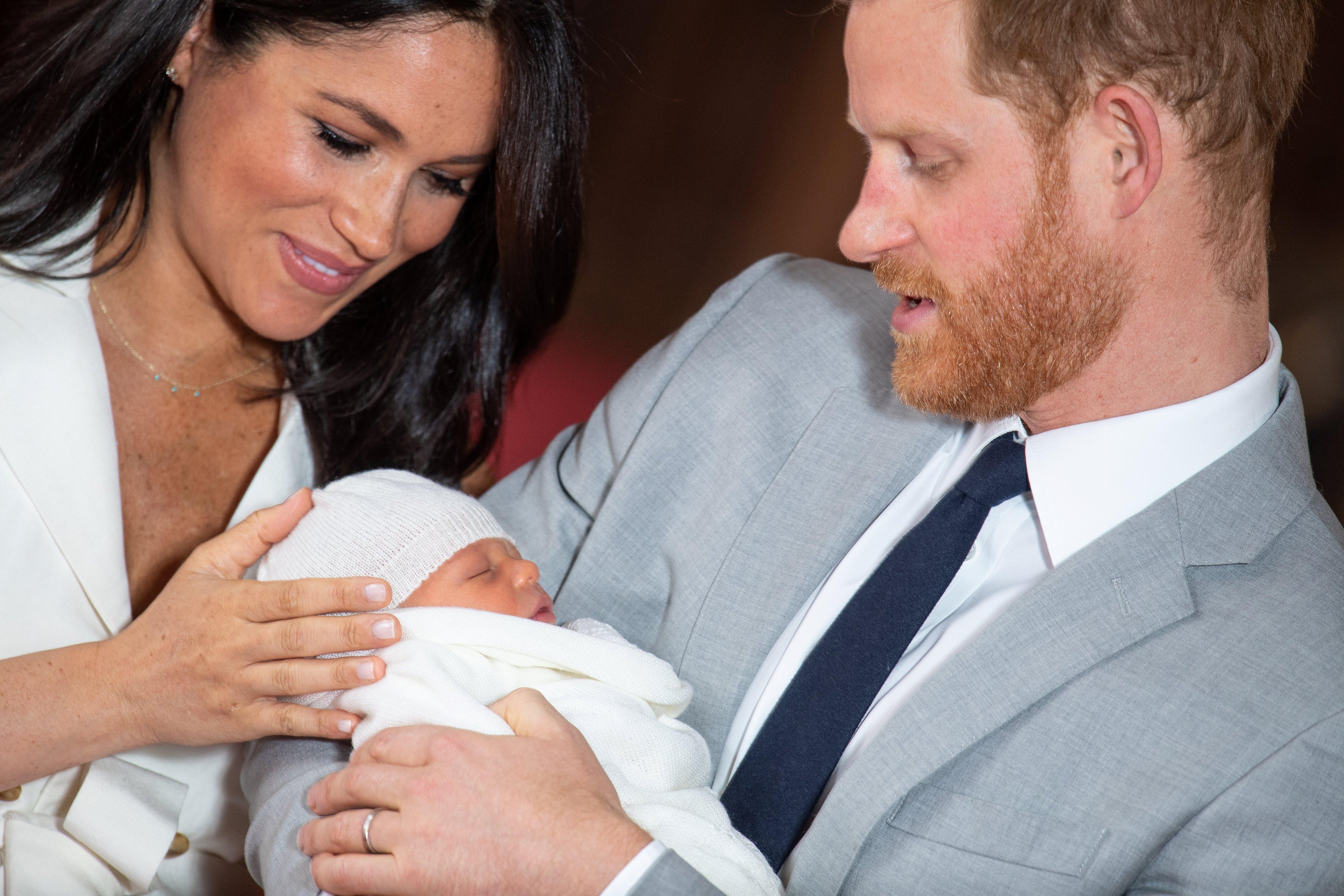 Duque e a duquesa de Sussex, pr&iacute;ncipe Harry e Meghan Markle, apresentaram seu primeiro filho ao mundo nesta quarta-feira, em sua resid&ecirc;ncia na cidade de Windsor