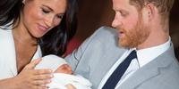 Duque e a duquesa de Sussex, príncipe Harry e Meghan Markle, apresentaram seu primeiro filho ao mundo nesta quarta-feira, em sua residência na cidade de Windsor