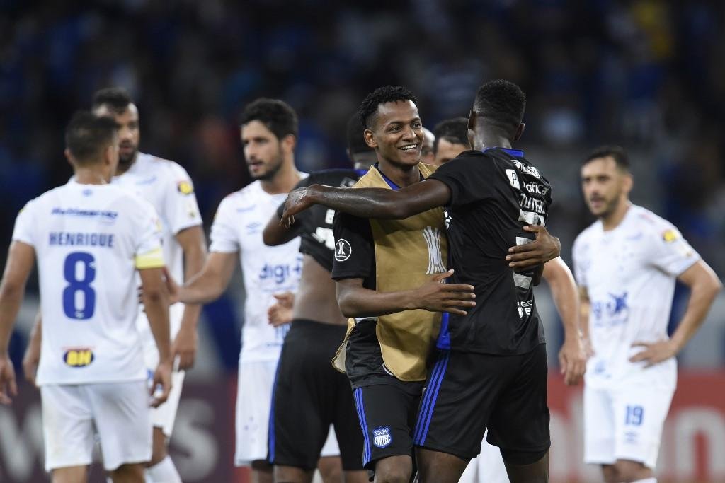 Emelec tirou os 100% do Cruzeiro e classificou em segundo no grupo B