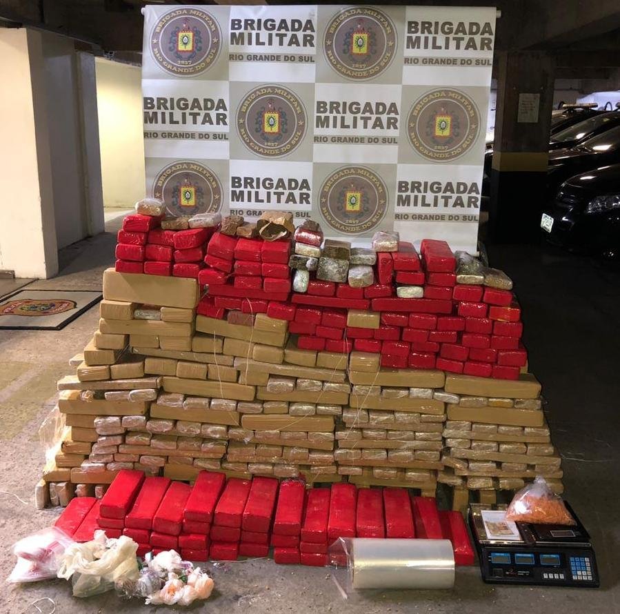 Tamb&eacute;m houve o recolhimento de cerca de 150 gramas de coca&iacute;na, duas balan&ccedil;as eletr&ocirc;nicas, embalagens e dinheiro