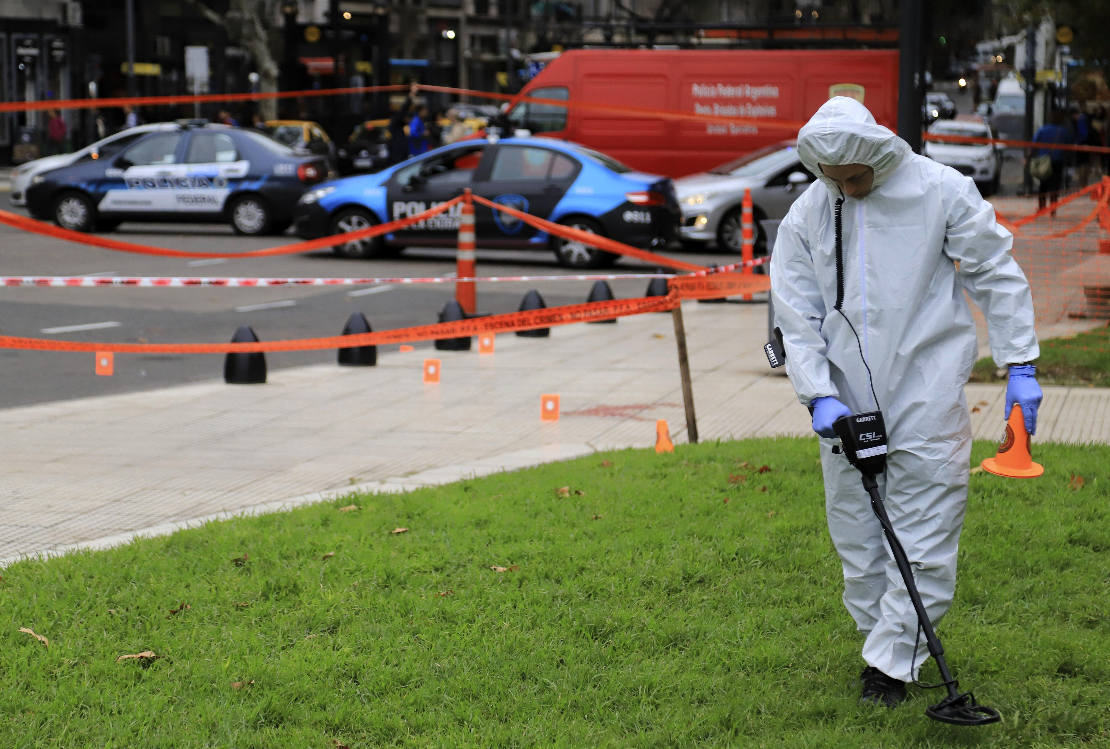 Deputado argentino &eacute; baleado e assessor &eacute; morto perto do Congresso