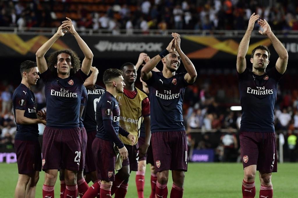 Jogadores do Arsenal comemoram classifica&ccedil;&atilde;o ap&oacute;s bater o Valencia na Espanha pelo placar de 4x2