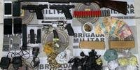 Homem foi preso e menor apreendido com armas, drogas, munições e dinheiro
