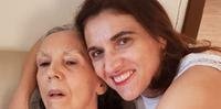 A professora universitária e escritora Cinthya Amaral, de 45 anos, ao lado da mãe, Miriam Amaral, 69 anos