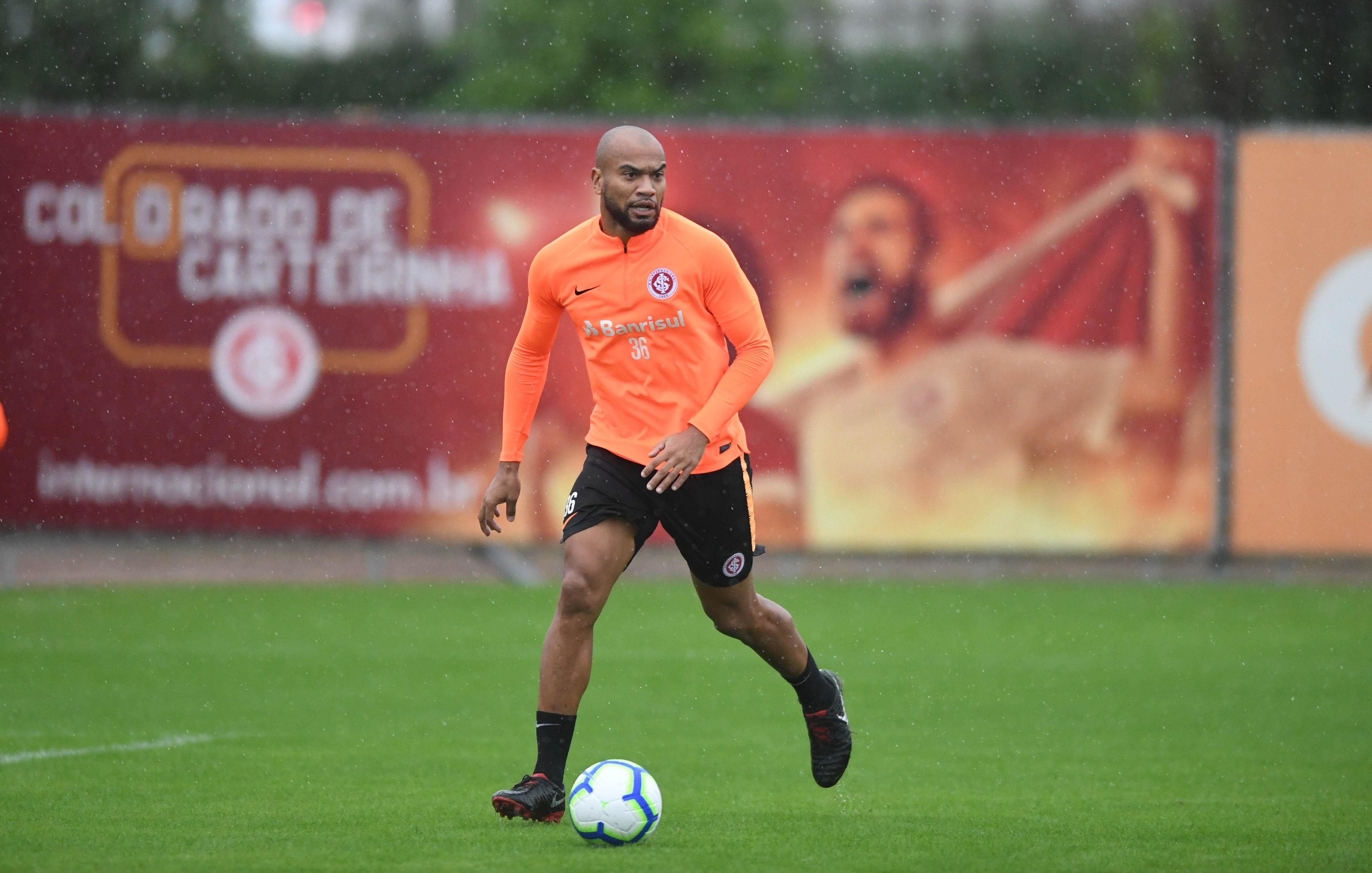 Rodrigo Moledo nega que tenha chegado uma oferta formal do futebol grego para o seu retorno &agrave; Europa