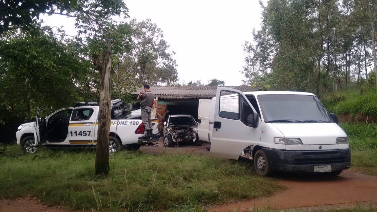 Brigada Militar encontrou uma propriedade que fazia desmanche de carros em Gravata&iacute;