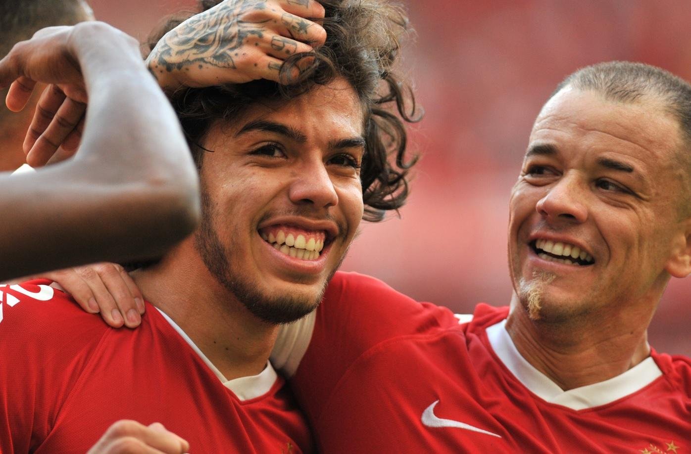 Nonato foi abra&ccedil;ado por D'Alessandro ap&oacute;s o primeiro gol contra o Cruzeiro