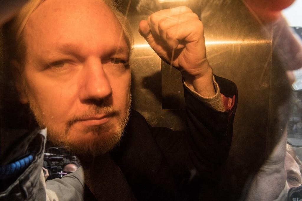 Procuradora sueca pede que Assange seja entregue ao pa&iacute;s mediante ordem de deten&ccedil;&atilde;o
