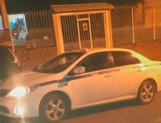 O taxista estava dentro de um Toyota Corolla, na rua Bar&atilde;o de Santo &Acirc;ngelo