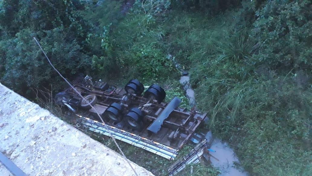 Caminh&atilde;o saiu da pista na RSC 287, na localidade de Rinc&atilde;o do Mosquito, e caiu de ponte