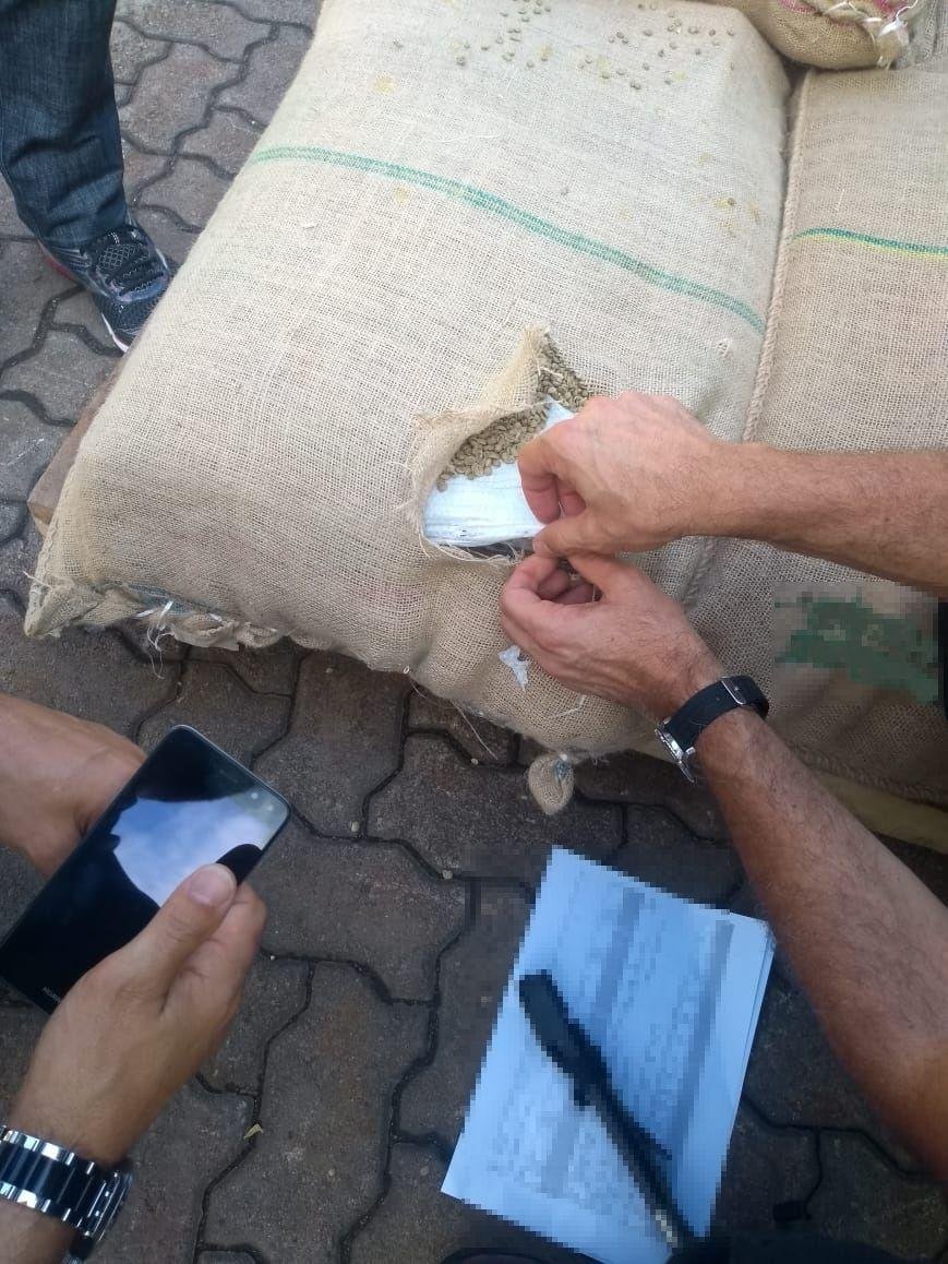 Carga interceptada estava escondida em meio a sacos de caf&eacute;