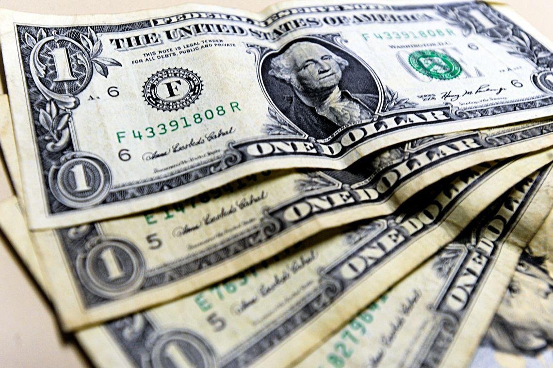 D&oacute;lar fechou em R$ 3,9795 nesta segunda-feira