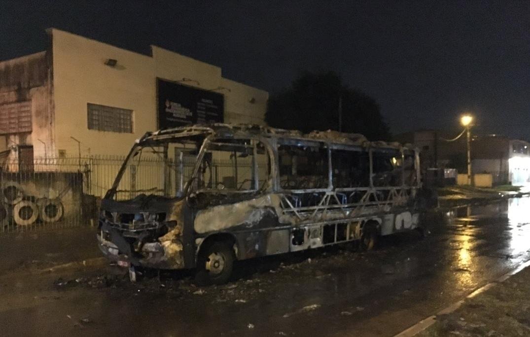 Micro-&ocirc;nibus foi incendiado durante a madrugada desta ter&ccedil;a-feira em Viam&atilde;o