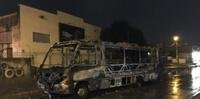 Micro-ônibus foi incendiado durante a madrugada desta terça-feira em Viamão