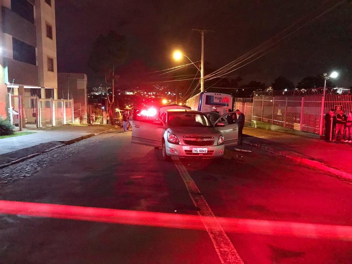 Ao se aproximar do ve&iacute;culo, viatura foi atingida por disparos de arma de fogo e policiais reagiram
