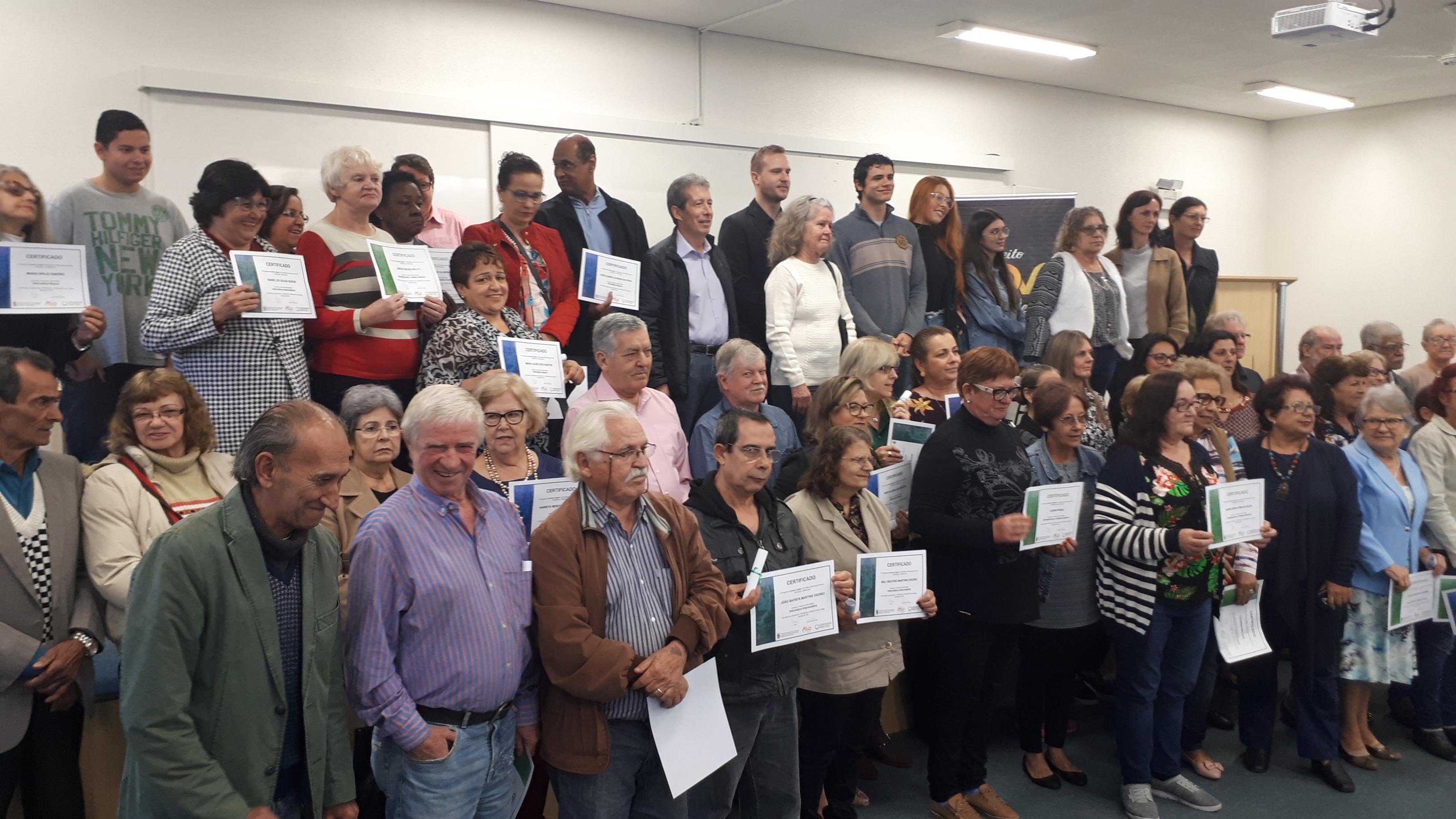 Muitos idosos participam das forma&ccedil;&otilde;es