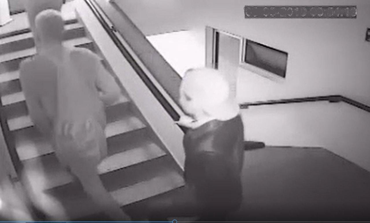 Imagens da c&acirc;mera de seguran&ccedil;a mostram os suspeitos no pr&eacute;dio
