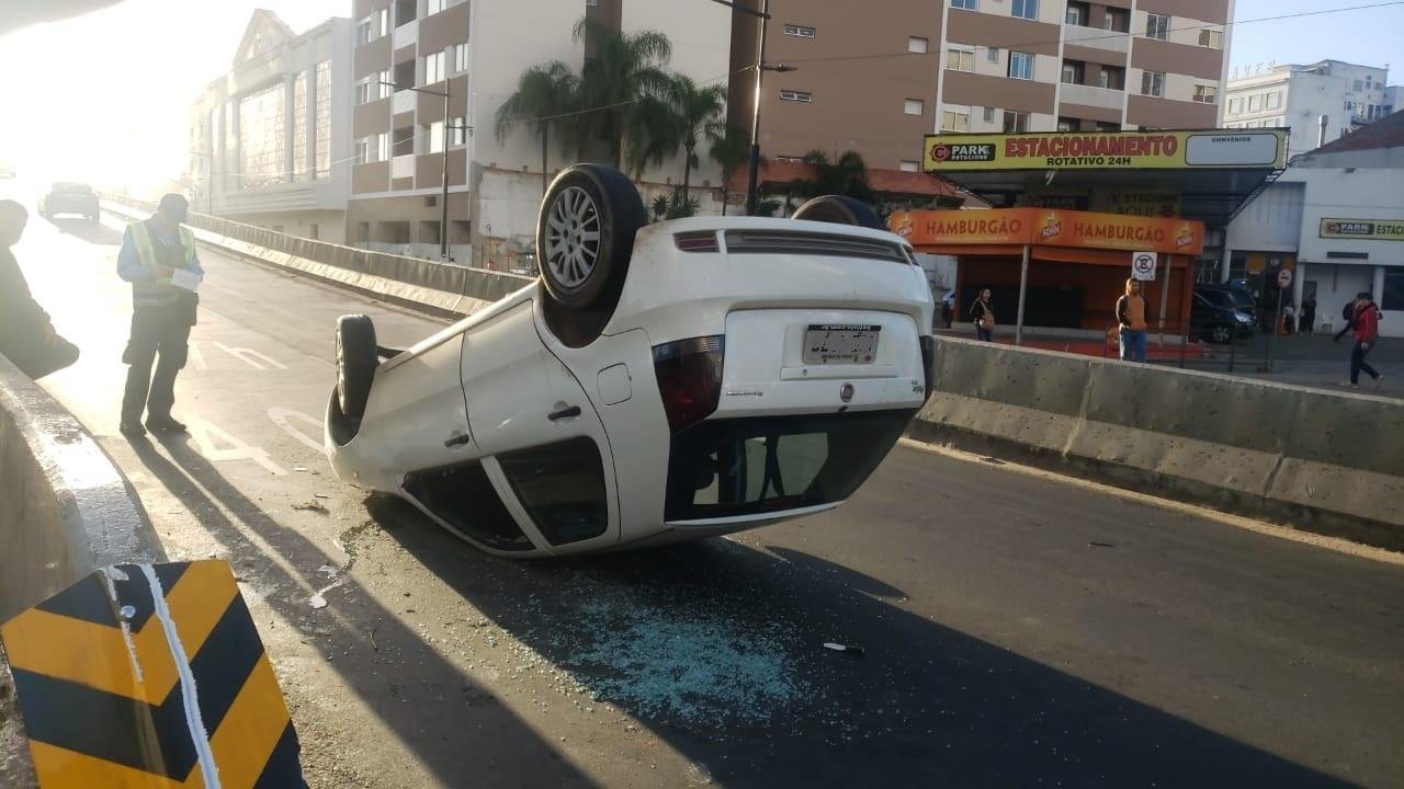 Carro capotou na subida do viaduto J&uacute;lio de Castilhos