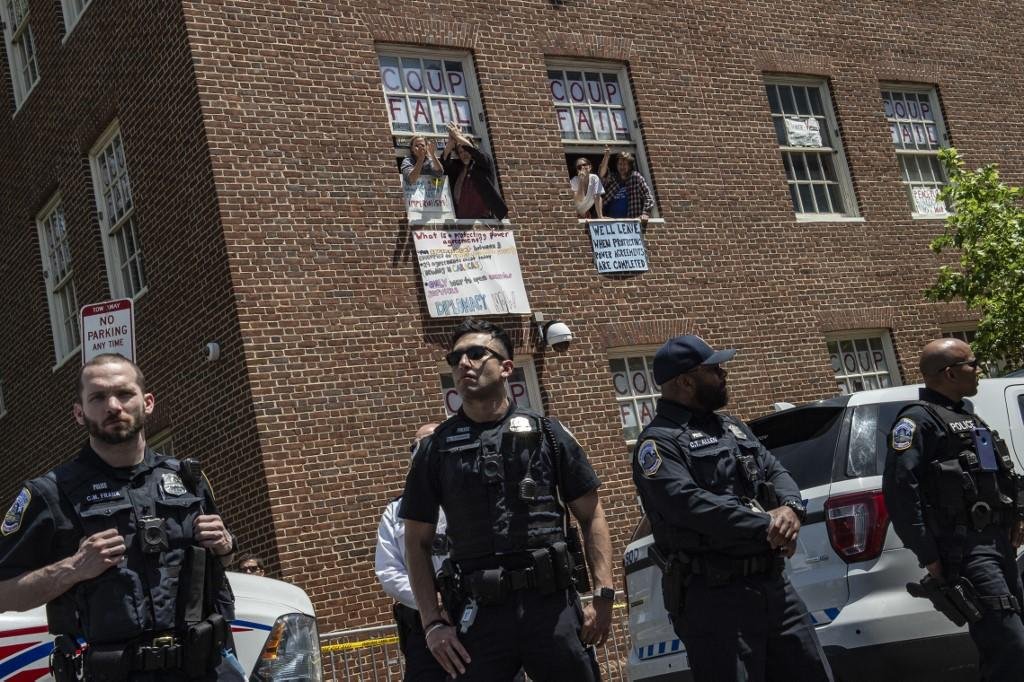 Decis&atilde;o foi tomada ap&oacute;s a retirada de ativistas que ocupavam a sede diplom&aacute;tica da Venezuela em Washington