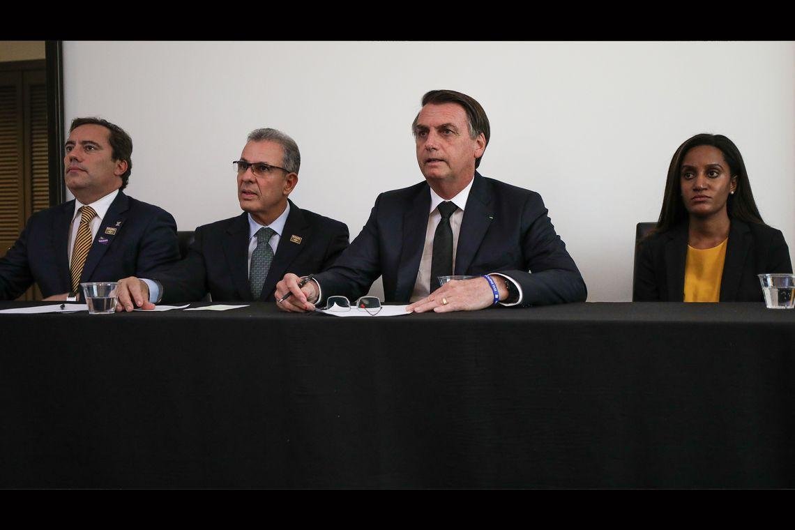 Bolsonaro negou acordo com Moro por vaga no STF durante live no Facebook