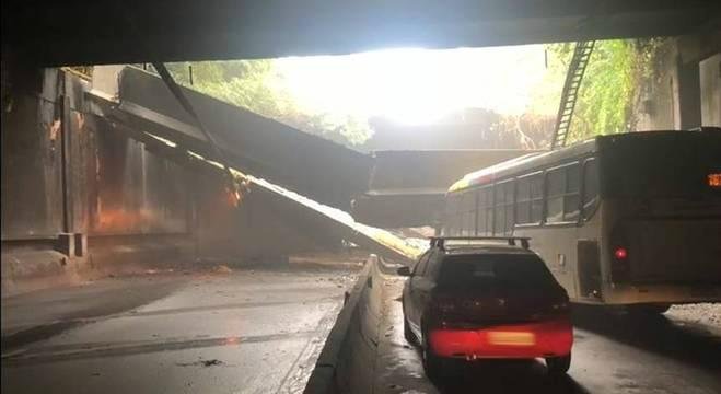 Parte do t&uacute;nel caiu na frente de um &ocirc;nibus da linha Troncal 4