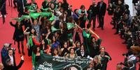 Agitando lenços verdes, marca característica do movimento, equipe do filme e dezenas de ativistas argentinas pediam pelo direito a um 