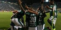Jogadores do Palmeiras celebram um dos gols da vitória de 4 a 0 no Pacaembu