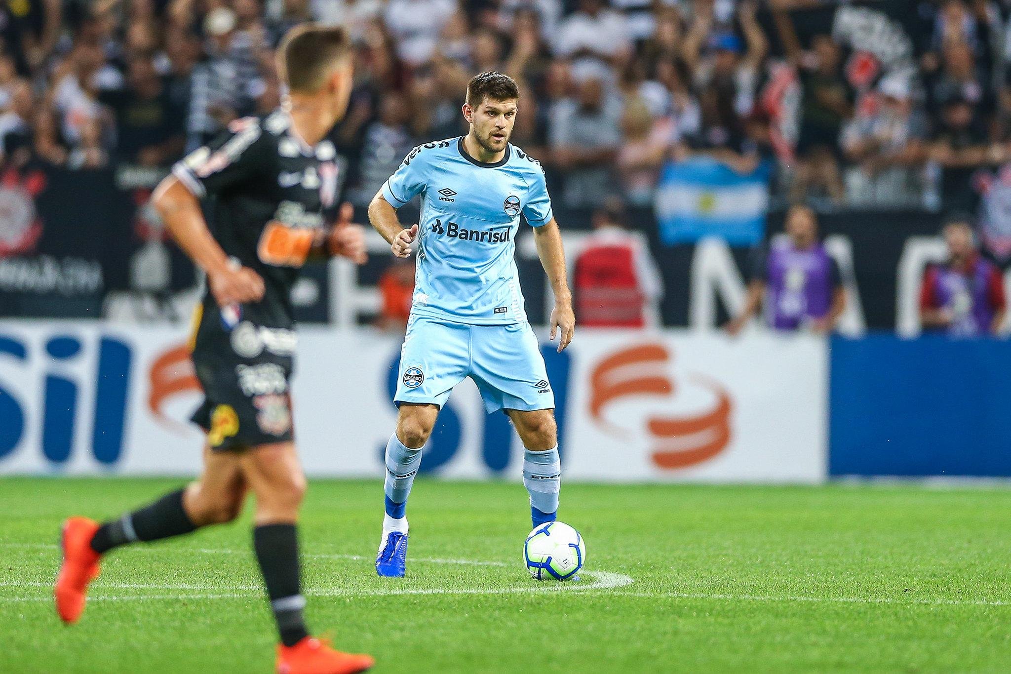 Kannemann deu uma "bicicleta" contra o Corinthians, sentiu dores em uma v&eacute;rtebra e ficar&aacute; tr&ecirc;s semanas fora