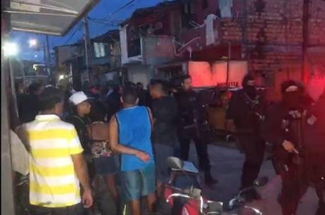 Oito homens chegaram em ve&iacute;culos e atiraram contra as pessoas