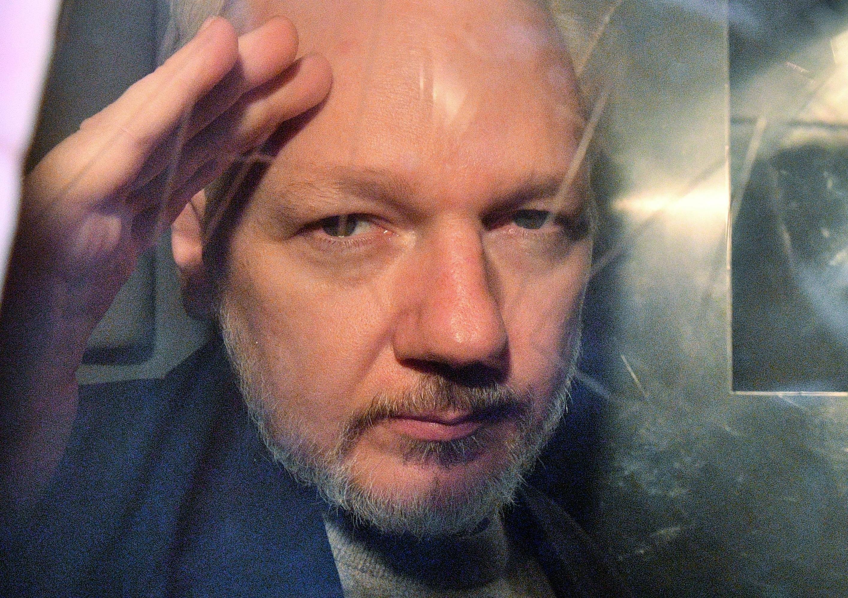 Assange est&aacute; detido no Reino Unido