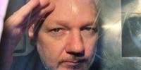 Assange está detido no Reino Unido