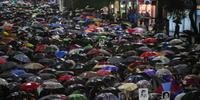 Apesar da chuva e do frio, milhares caminharam pela principal avenida de Montevidéu com cartazes como 