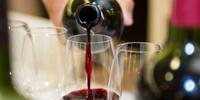 O sommelier é o responsável pela escolha, compra, recebimento, guarda e prova do vinho antes que o mesmo seja servido ao cliente