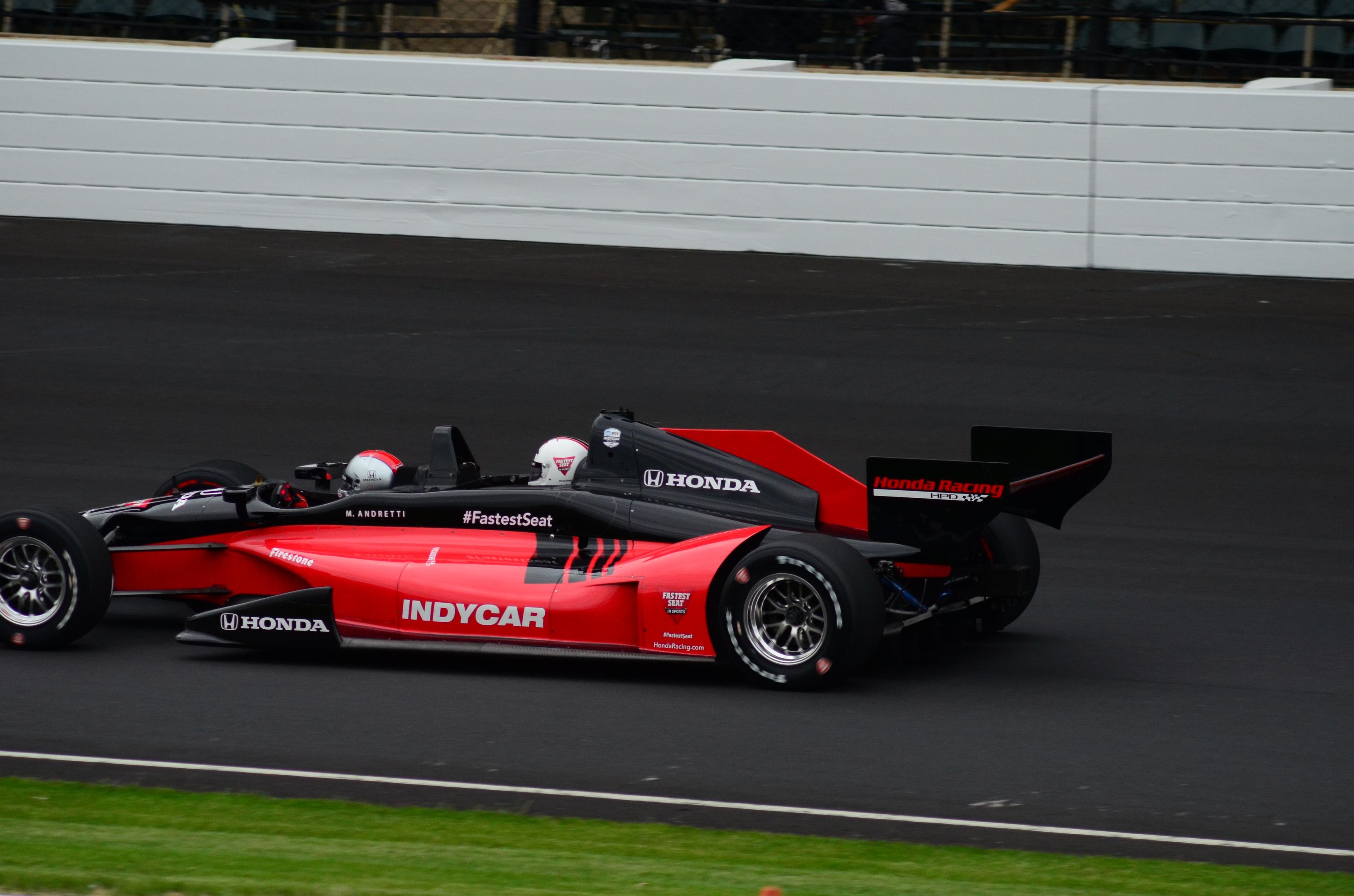 Campe&atilde;o de F1 e da Indycar mostra disposi&ccedil;&atilde;o em horas de pista com o carro de dois lugares