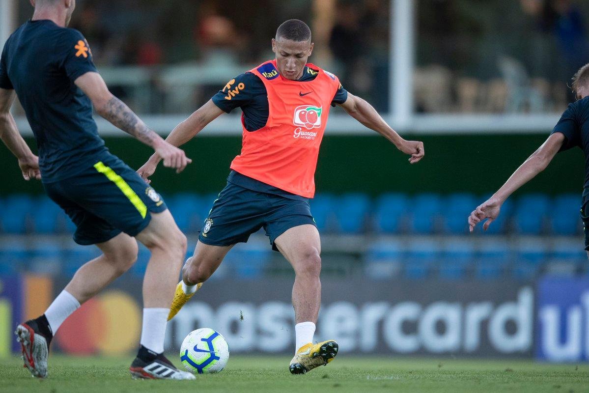 Os seis jogadores que est&atilde;o no CT da sele&ccedil;&atilde;o fizeram uma atividade em campo reduzido e Fernandinho foi poupado