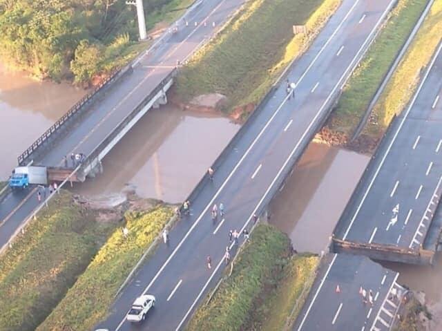 Cabeceira da ponte cedeu na BR 101, em Sang&atilde;o